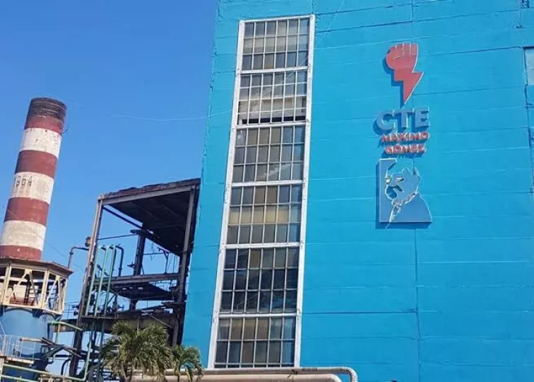 Vista exterior de la Central Termoeléctrica Máximo Gómez Báez en Mariel.