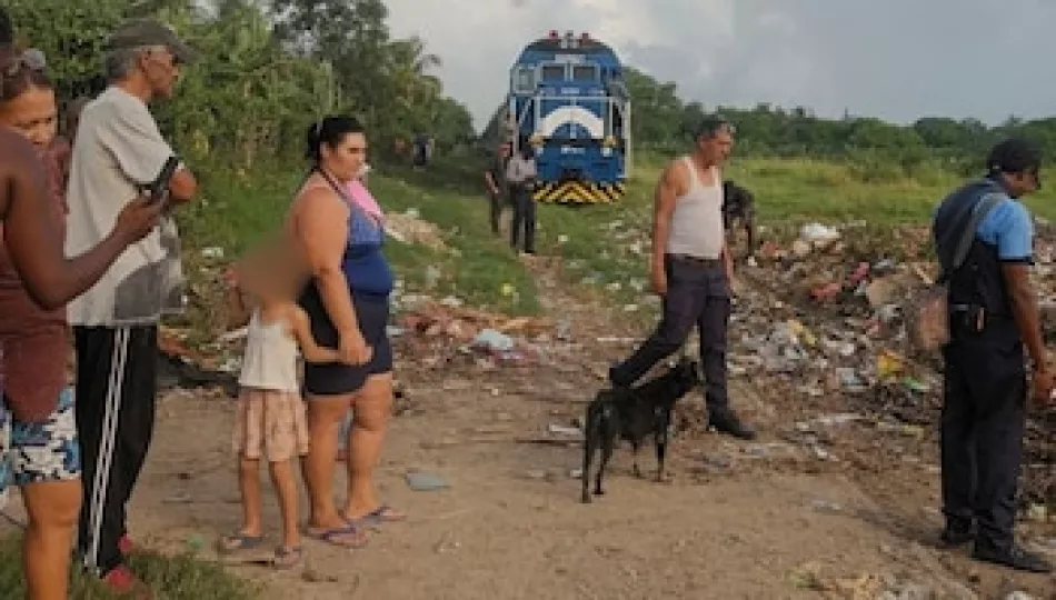 Locomotora del tren Habana-Guantánamo detenida frente a un vertedero improvisado que bloquea las vías férreas en Las Tunas.