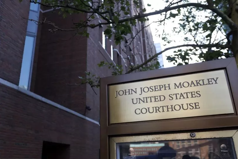 Vista exterior de una edificación gubernamental en Estados Unidos.