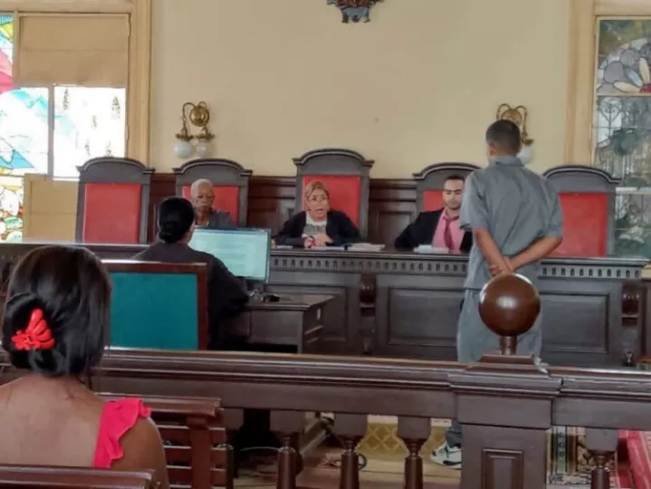 Imagen del juicio en Pinar del Río contra un hombre acusado de robar accesorios de un parque solar.