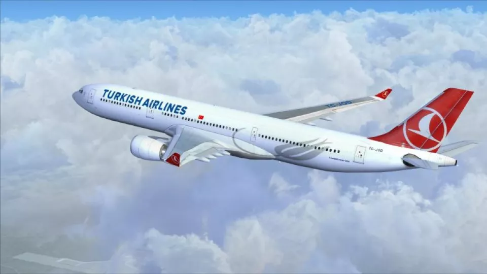 Avión de la compañía Turkish Airlines en pista de aterrizaje.