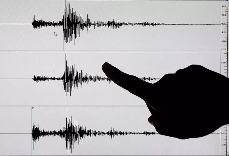 Personas siendo evacuadas tras el sismo en República Dominicana