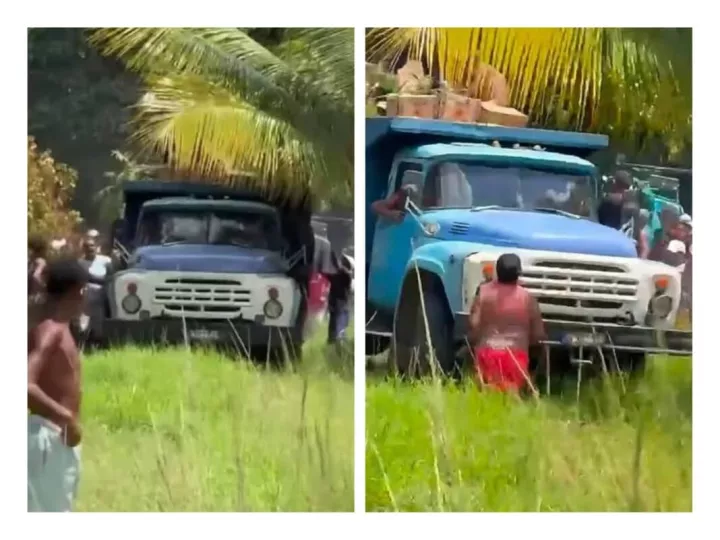 Grupo de personas rodeando un camión de carga en una calle de La Habana durante un incidente de desabastecimiento.