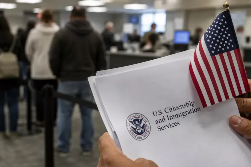 El Uscis implementó normativas recientes que modifican los procesos de renovación para los permisos de trabajo y visas laborales, entre otros trámites