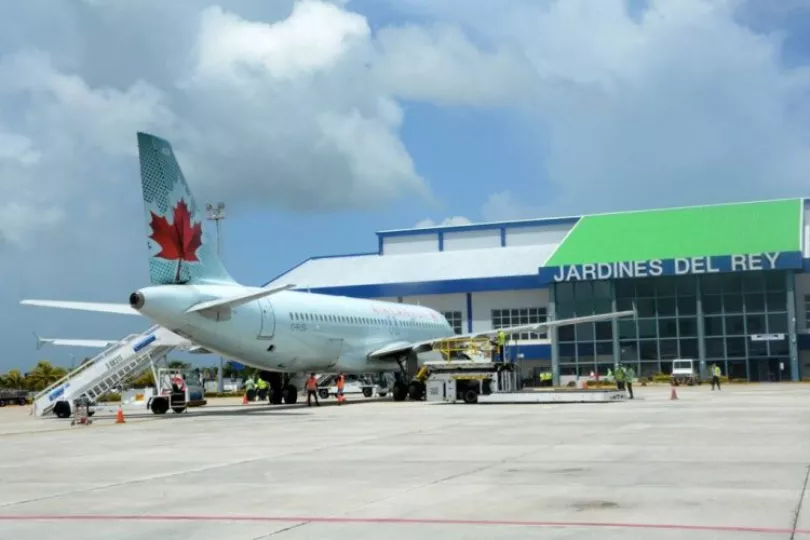 Turistas canadienses llegando al aeropuerto de Cayo Coco en Cuba.
