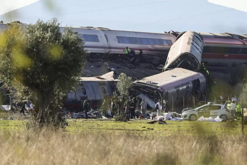 Vista aérea y de equipos de emergencia trabajando en los trenes siniestrados en las vías de alta velocidad en Urda, Toledo.