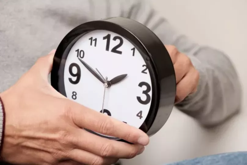 Reloj de pared analógico señalando un cambio de hora.