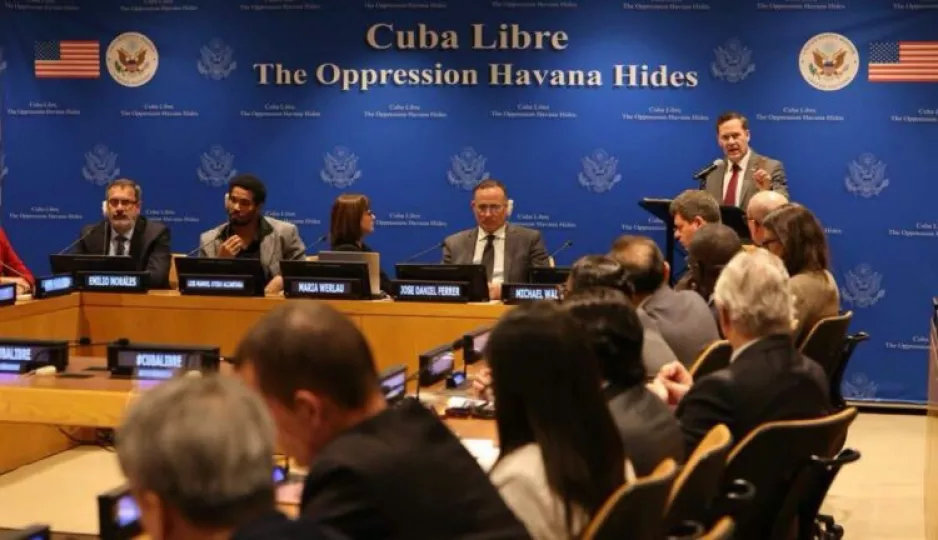 Diplomáticos cubanos y opositores en un tenso encuentro dentro de las instalaciones de la ONU.