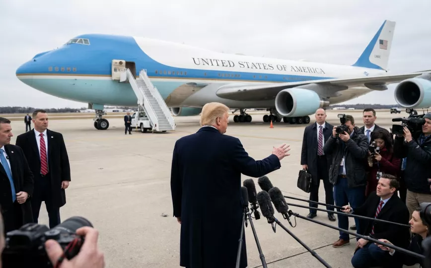Donald Trump ofreciendo declaraciones a la prensa antes de abordar el Air Force One.
