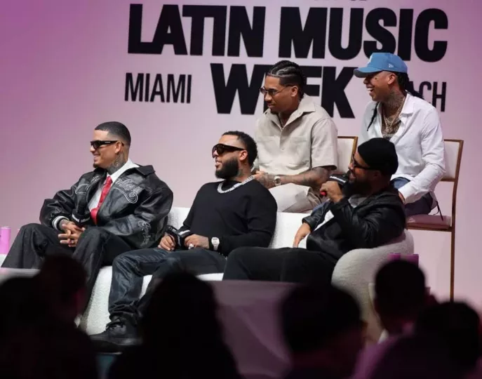 Artistas cubanos del reparto posando en el panel de la Semana Billboard de la Música Latina 2026 en Miami Beach.