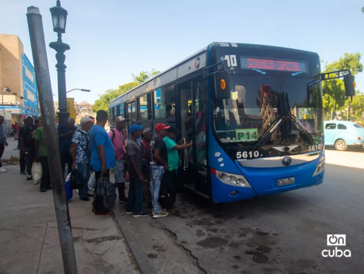 Personas haciendo fila en La Habana para abordar un ómnibus en medio de la crisis de transporte.