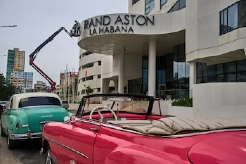 Vista de un hotel y zona turística en Cuba con poca afluencia de personas.