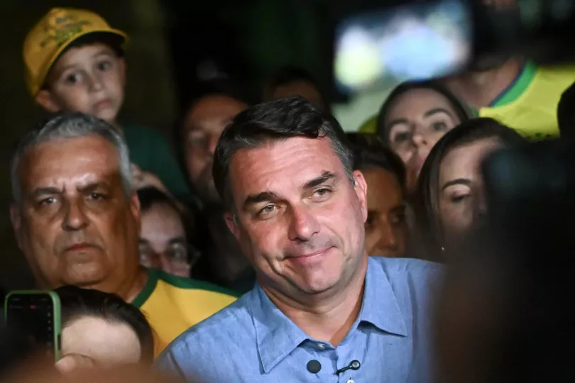 El senador Flávio Bolsonaro en un acto público tras los resultados electorales en Brasil.