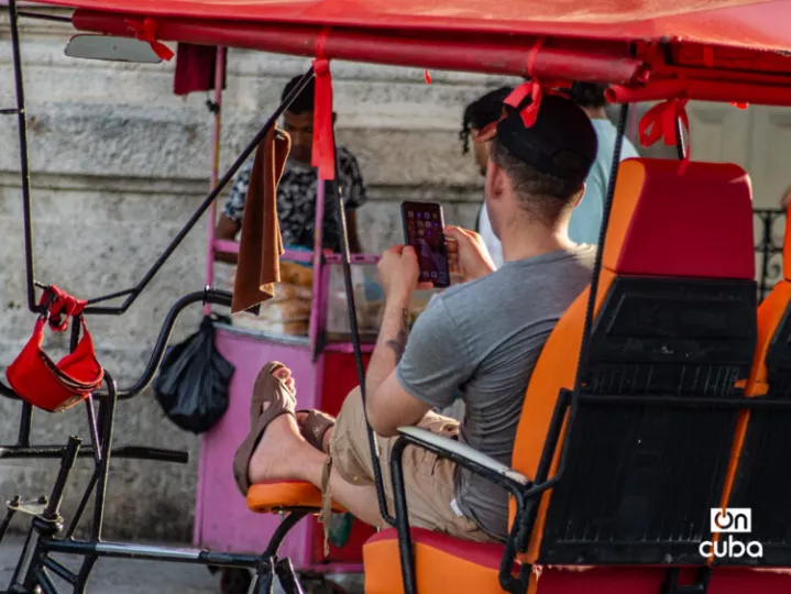 Jóvenes cubanos en un entorno urbano, reflejando la realidad de la desvinculación laboral.
