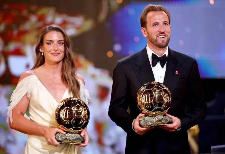 Harry Kane y Alexia Putellas posando con sus respectivos Balones de Oro durante la ceremonia en Londres.