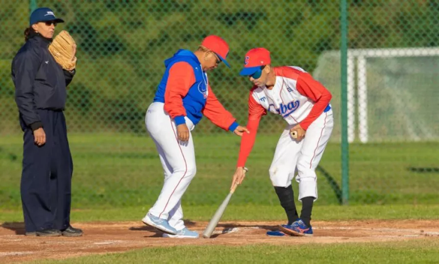 Equipo de Italia celebrando la victoria en el Campeonato Mundial de Béisbol para Ciegos en el estadio Simone Piani.