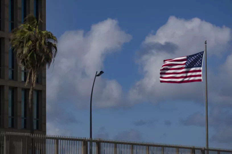 Bandera de Estados Unidos ondeando en la embajada estadounidense en La Habana.
