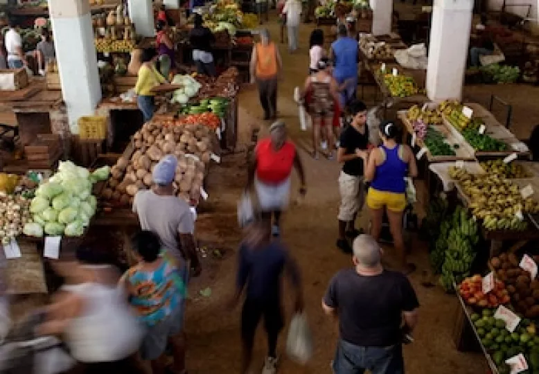 Vista urbana en Cuba reflejando el contexto de la crisis económica y los precios al consumidor.