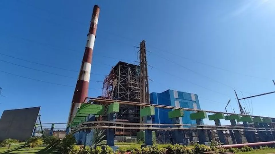 Vista exterior de las instalaciones y chimeneas de la central termoeléctrica Antonio Guiteras.