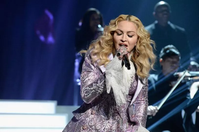 La cantante Madonna durante un evento, imagen utilizada para ilustrar su apoyo político en Brasil.
