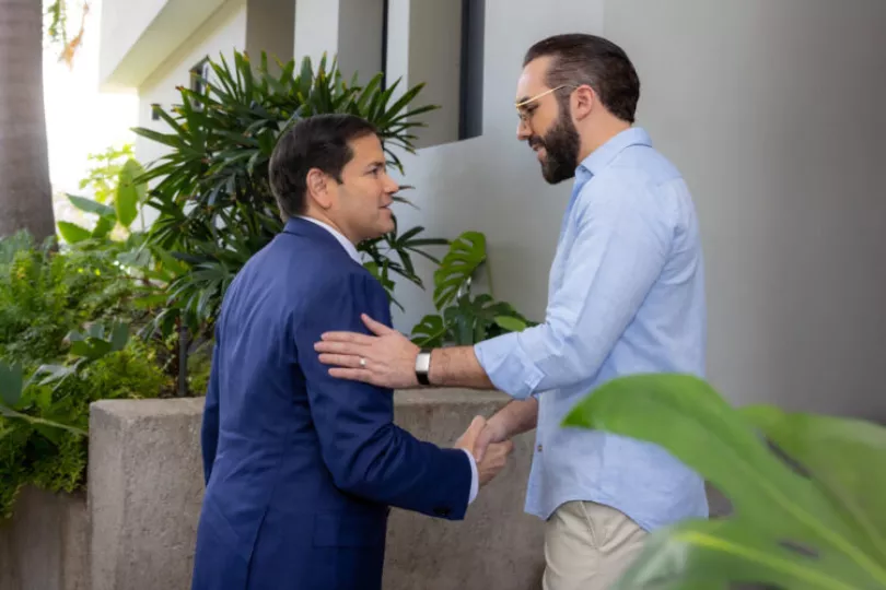 El presidente salvadoreño Nayib Bukele junto al secretario de Estado estadounidense Marco Rubio.