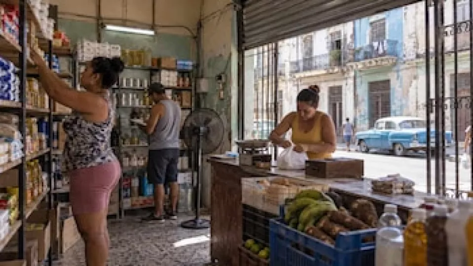 Imagen de un mercado cubano con estantes visiblemente desabastecidos.
