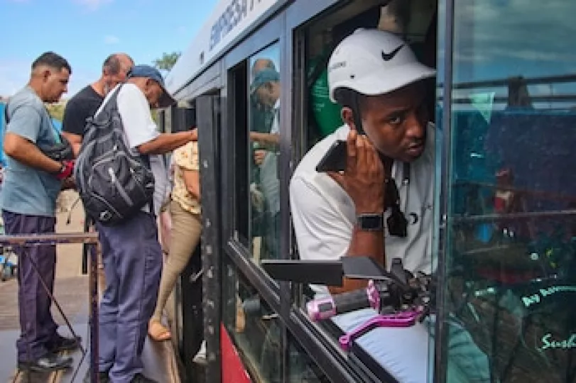 Vista de un vehículo de transporte público en Cuba con señales de deterioro.