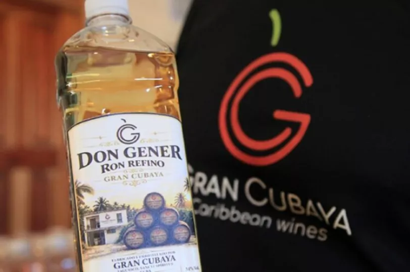 Botellas de ron Don Gener producido por una mipyme cubana.