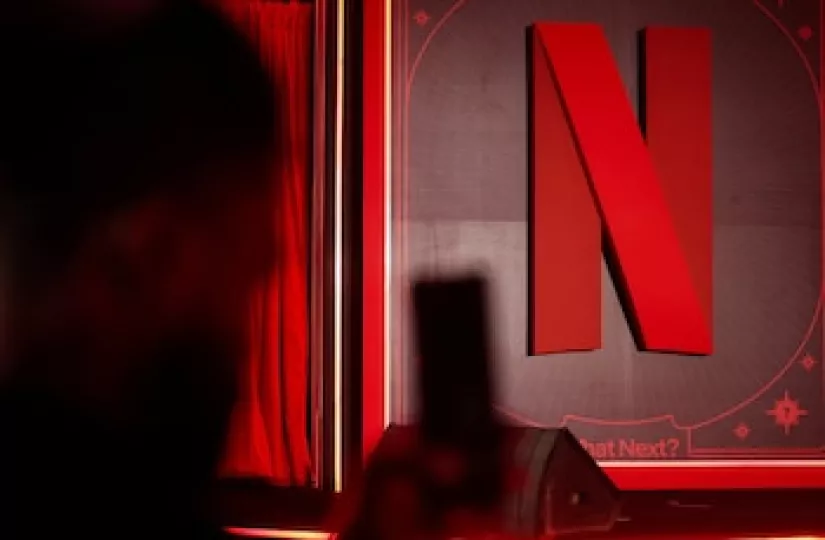 Logotipo de Netflix sobre un fondo oscuro.