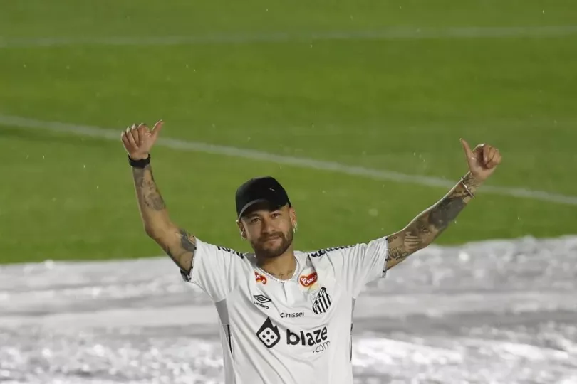 Neymar Jr. junto a una imagen de Flávio Bolsonaro tras el gesto realizado en redes sociales.