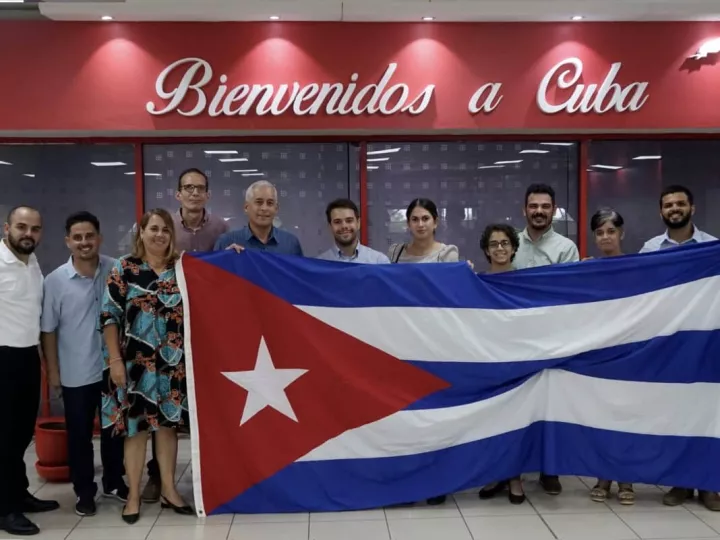 El diplomático cubano Richard Tur de la Concepción durante su llegada a Cuba siendo recibido por funcionarios.