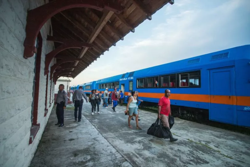 Tren de pasajeros operando en las vías ferroviarias de Cuba.