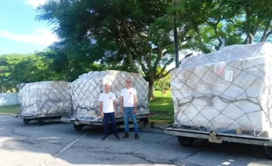 Avión con cargamento de ayuda humanitaria en el Aeropuerto de Varadero.