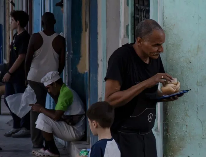 Personal de una panadería estatal cubana realizando la distribución del pan normado.
