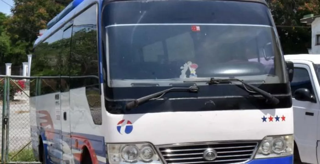 Imagen de un microbús Yutong de 17 asientos disponible en la licitación del Tribunal Supremo Popular.