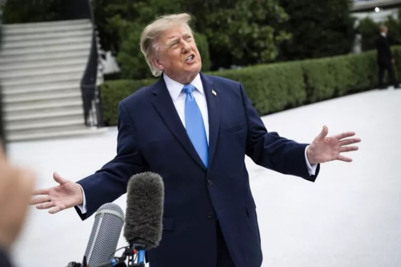 El presidente Donald Trump dirigiéndose a los medios de comunicación en los jardines de la Casa Blanca.