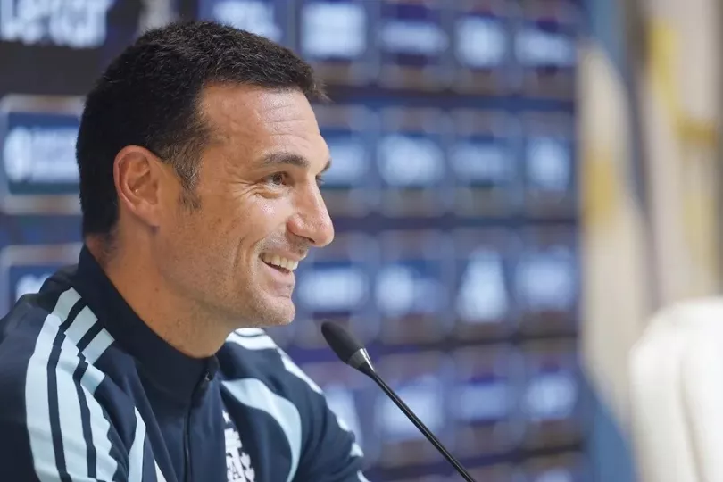 Lionel Scaloni en el banquillo durante un partido de la selección argentina.