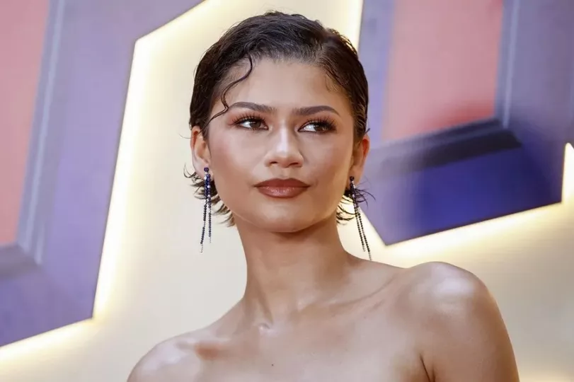 Zendaya posando en un evento público.