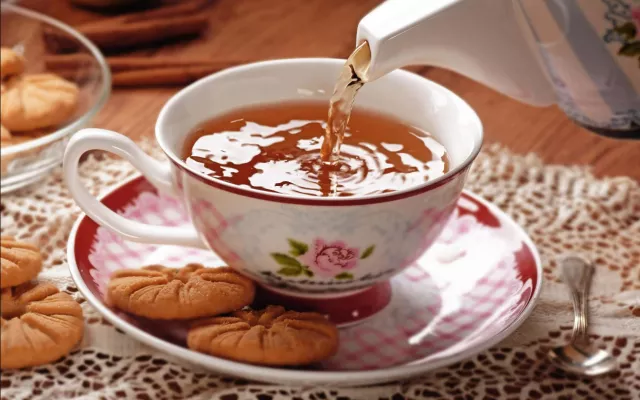Los beneficios de tomar té caliente en época de calor son importantes, ya que puede ayudar a aliviar malestares estomacales, como la hinchazón y la acidez. 