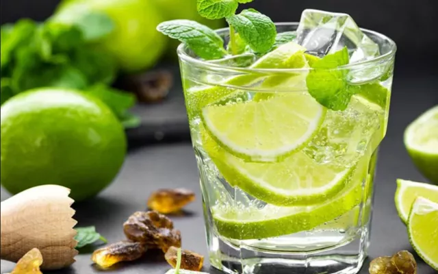 El Mojito, considerado el más famoso de todos y cuyo toque adicional ofrecido por la hoja de hierba buena lo hace apetecible y fácilmente reconocible. 