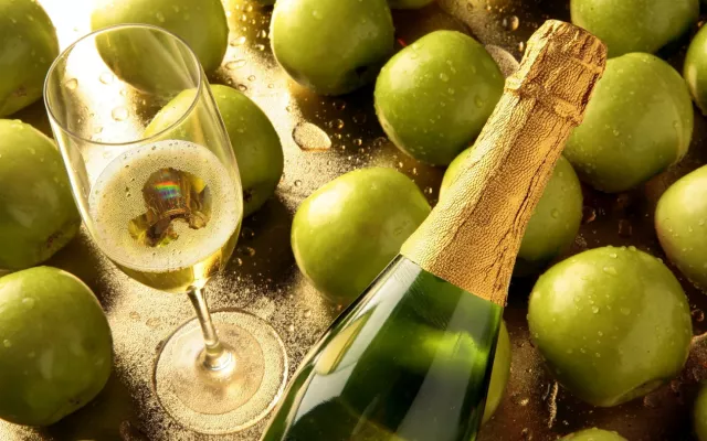 La sidra es una bebida alcohólica tradicionalmente hecha a partir de la fermentación del jugo de manzana.