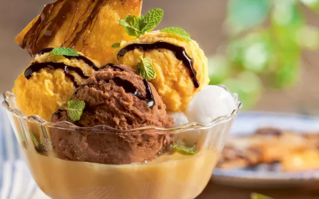 Los ingredientes principales de Copa Lolita son el flan y el helado. 