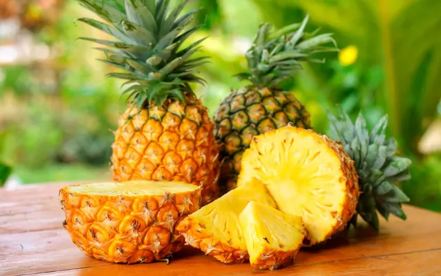  Su sabor tropical y su jugosa textura la convierten en un elemento versátil que se puede utilizar en platos dulces y salados. 