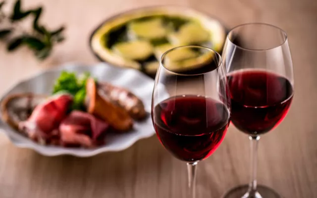 El vino también contiene resveratrol, un compuesto que se ha relacionado con diversos beneficios para la salud. 