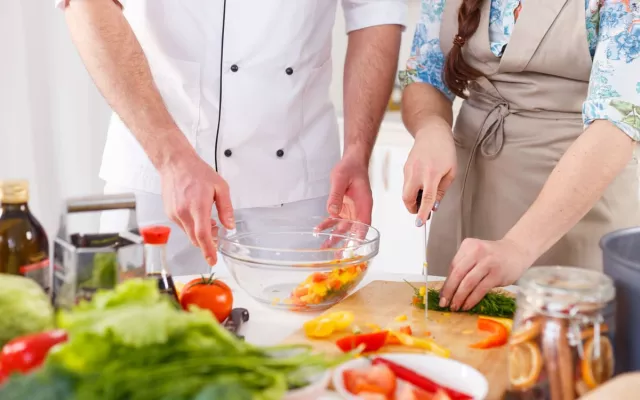 “La cocina es algo más que la respuesta humana a la necesidad de alimentarse, es más que la búsqueda de felicidad”, se precisa en la carta.