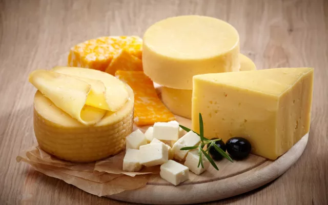 os asistentes tendrán la oportunidad de degustar una amplia variedad de quesos mexicanos y conocer más sobre las técnicas de producción y las características únicas de cada tipo de queso.