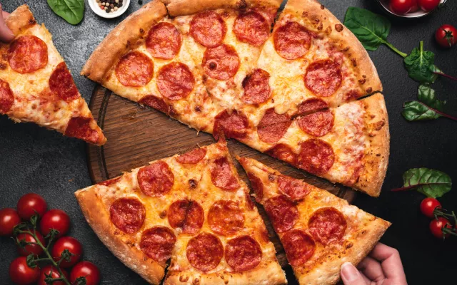 Y es que las pizzas pueden ser de múltiples tamaños, formatos, con ingredientes picantes, saborizados, adornos inimaginables.