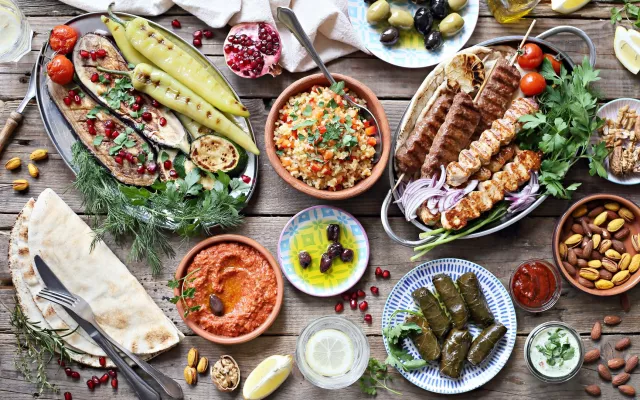 La cocina turca se caracteriza por su abundancia de especias y hierbas aromáticas que realzan el sabor de los platos. 