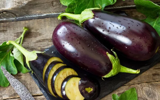 La berenjena es un vegetal versátil que se puede utilizar de muchas formas en la cocina.