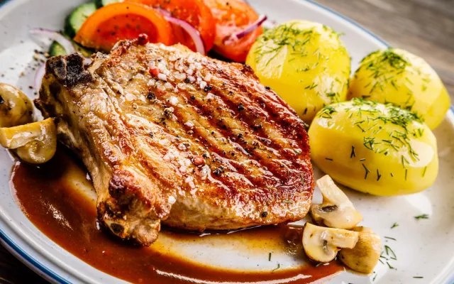 En casi todos los hogares cubanos existe la costumbre de cocinar bistecs de cerdo.
